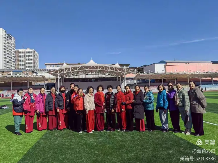 2022年正月16吕梁市太极拳协会副主席高玉荣老师在体育场规范28式太极拳教学。